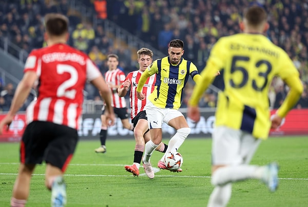 TV8,5 ekranlarında konuşan Özat, "Kendinize gelin, burası Fenerbahçe. Yönetim alabileceği herkesi aldı. Daha ne yapsınlar?  Futbolcular amacınız ne?” yorumunda bulundu.