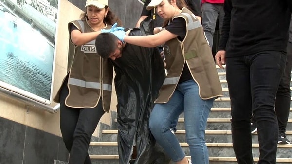 Mahkeme başkanı, sanığa atanan son avukatın da istifa dilekçesi sunduğunu belirterek "Yeniden barodan avukat talep edeceğiz. Bu nedenle senin savunmanı alamıyoruz" dedi. Buna karşılık sanık, "Ben savunma yapamayacaksam nasıl yargılanacağım? Bana polis merkezinde ifade verdirdiler. Ben kendimi savunmak istiyorum. Bana ceza verecek misiniz"şeklinde konuştu.