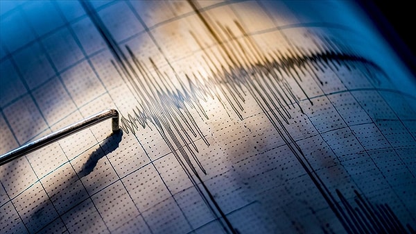 Çanakkale’de yaşanan 4.4 büyüklüğündeki deprem çevre illerden de hissedilmişti.