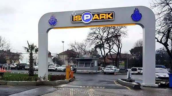 İstanbul Büyükşehir Belediye (İBB) Meclisi aralık ayı toplantısının üçüncü oturumunda İBB iştirak şirketi İSPARK tarafından işletilen otoparkların ücretlerine yüzde 115'e varan oranda zam yapılması teklifi görüşüldü.