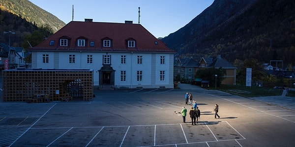 Rjukan; Norveç’in derin bir vadisinde, iki yüksek dağın arasında yer alıyor. Coğrafi konumu nedeniyle, güneş yılın yarısında bu kasabaya hiç uğramıyor.