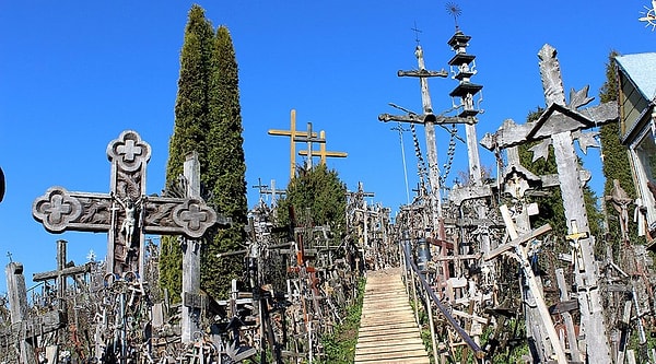 Bugün tepe, 100.000’den fazla haç ve dini sembolle kaplanmış durumda. İnsanlar burayı dua etmek, direnmek veya sadece hayatın sıradanlığına bir ara vermek için ziyaret ediyor.