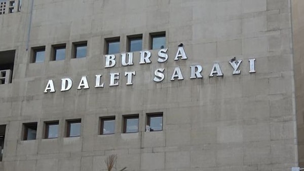 Bursa Adliyesi'nde bir duruşma salonunda silahlı saldırı düzenlendi. İlk belirlemelere göre müştekinin babası olduğu öne sürülen bir kişi duruşmadaki 2 sanığa ateş açtı.