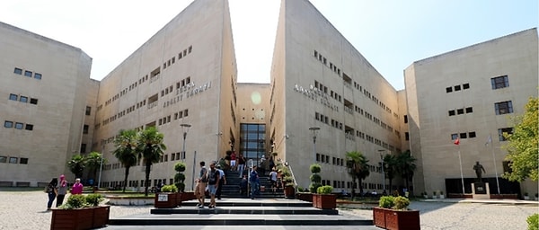 Olay sırasında büyük panik yaşanırken jandarma ve polis ekipleri saldırgana müdahale etti. Saldırının ardından adliye binası boşaltıldı ve çok sayıda ambulans ile takviye ekip sevk edildi.