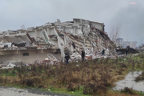 Mahkeme heyeti sanıkların tutukluluk hallerinin devamına gerek olmadığına karar verdi. Duruşmaya yaşamını yitirenlerin ailelerinin yanı sıra tutuksuz sanık Bülent Seküçoğlu da katıldı.