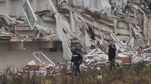 Bugünkü duruşmada dikkat çeken bir diğer nokta ise mahkeme heyetinin değişmesiydi. Eminoğlu heyet değişiminin tahliye kararında etkili olabileceği düşüncesini dile getirdi ve bu durumun adaletin sağlanması noktasında soru işaretleri yarattığını belirtti.