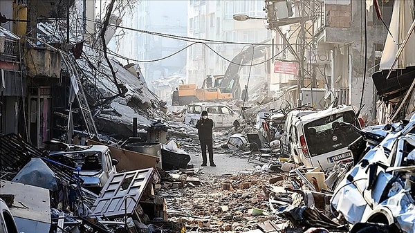 Binanın 8. katında ben oturuyordum" diye konuştu. Ayrıca depremin büyüklüğüne değinerek, "Deprem 6 şiddetinde değildi, sadece bu bina yıkılmadı. Bu göz önünde bulundurulmalı" dedi.