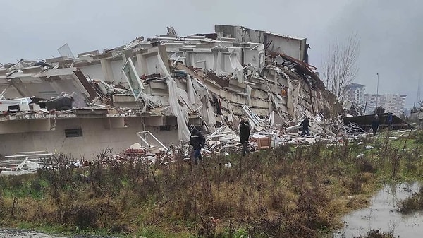 Eşini kaybeden ve enkazdan sağ kurtulan Levent Büker binadaki inşaat hatalarını vurgulayarak, “Bina Asi Nehri’ne 60 metre uzaklıkta dere yatağına yapılmış. 53 kişi ezilerek öldü. Binada perde beton yarım beton kullanıldı, bu hatalar yıkımın hızlanmasına yol açtı” dedi. Büker en ağır cezaların verilmesini talep etti.