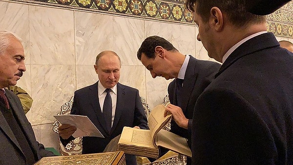 Esad ailesi, Rusya’da yeni olmasa da Moskova’ya yabancı değil. Beşar Esad, Putin ile sık sık görüşmek için Rusya’ya ziyaretlerde bulunmuş, hatta en büyük oğlu Hafez üniversite eğitimini burada tamamlamıştı. Geçtiğimiz yıl Esma Esad’ın, oğlunun mezuniyet töreni için Moskova’ya geldiği biliniyor.