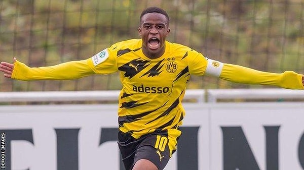 Borussia Dortmund’un genç yıldızı Youssoufa Moukoko’nun yaşı, kendisinin babası olduğunu iddia eden bir kişi tarafından tartışmaya açıldı.