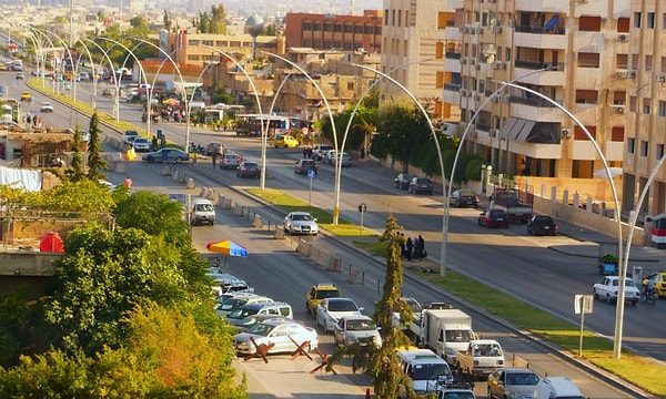 İşkencenin yapıldığı yerde her gün binlerce Suriye vatandaşının geçtiği kalabalık meydanın bulunduğu da dikkat çekti.