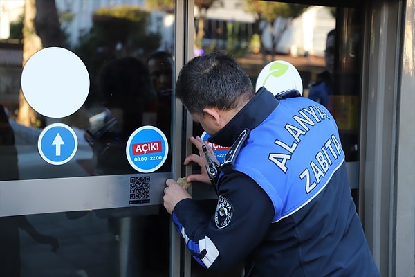 Yapılan denetimlerde raflarda onlarca tarihi geçmiş ve bozuk ürün ele geçirildi. Marketlerin tarihi geçmiş ve bozulmuş un, acı sos, içli köfte, bisküvi, çikolata, sosis, beyaz peynir ve meşrubat sattığı ortaya çıktı.