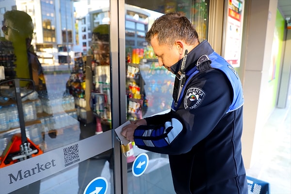 Antalya'nın Alanya ilçesinde zabıta ekiplerinin denetiminde üç zincir market şubesi iki gün süreyle mühürlendi.