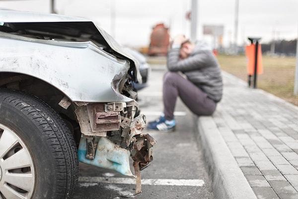 Önden bir kaza geçirdiğinizde aracın aldığı darbenin şiddetine göre motor bloğu motor takozundan koparak yere düşecek şekilde tasarlanır. Buradaki asıl amaç, motorun kabin içerisine girmesini önlemek ve araçta bulunan kişilerin güvenliğini sağlamaktır.