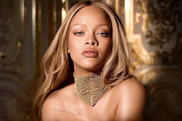 Şarkıcı mı iş insanı mı yoksa oyuncu mu desek bilemediğimiz, bir elinde bin marifet olan dünyaca ünlü star Rihanna bazen rapçi sevgilisi ASAP Rocky ile olan ilişkisiyle bazen de epey dikkat çeken, farklı giyim tarzıyla magazin gündemine bir bomba gibi çarpıcı bir şekilde düşmeyi başarıyor. Geçtiğimiz akşam sevgilisiyle bir yemek çıkışında görüntülenen Rihanna'nın siyahlar içerisindeki tüllü stili epey dikkat çekti. Ünlü ismin kombinini yırtık külotlu çoraplarıyla tamamlaması 'buna gerek var mıydı gerçekten?' dedirtti.