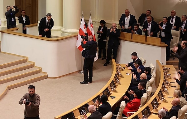 Gürcistan halkı bir süredir sokaklarda AB süreciyle ilgili hükümetin aldığı kararlara karşı tavır gösteriyor. Bununla beraber tartışmalı bir cumhurbaşkanlığı seçimi de var.