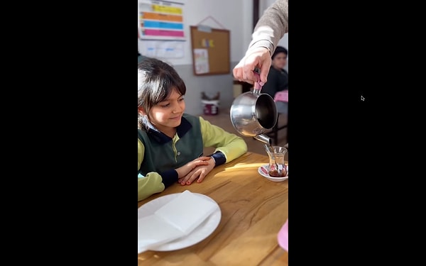 Ardından sobada demlenen sıcacık çayla birlikte kendi yaptıkları cevizli sucukları yiyen öğrencilerin o anları beğeni topladı.