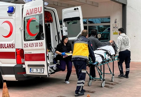 Ambulanstan indirilen Ferdi Tayfur'un tanınmaması için önlem alan yakınlarının sanatçının yüzünü şapkayla kapattıkları görüldü.