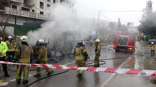 Alevler kısa sürede yükseldi ve minibüs küle dönerken yangın sırasında patlamalar da yaşandı. Yangında can kaybı ve yaralanma olmadı.