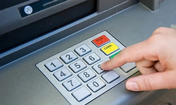 Yeni düzenleme kapsamında, bir banka kullanıcısı ısrarla ATM şifresini taraftarı olduğu takımın kuruluş tarihi olarak belirlemeye çalışırsa, hesabı geçici olarak bloke edilecek.