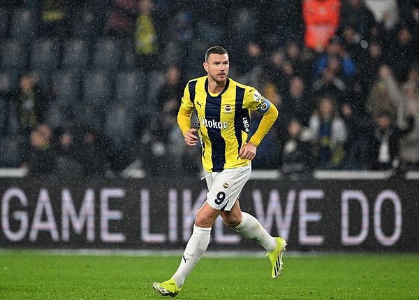 Edin Dzeko'ya kafa atan Ba'nın kırmızı kart görmesiyle Fenerbahçe'nin rahat bir maç geçirmesi bekleniyordu ama öyle olmadı.