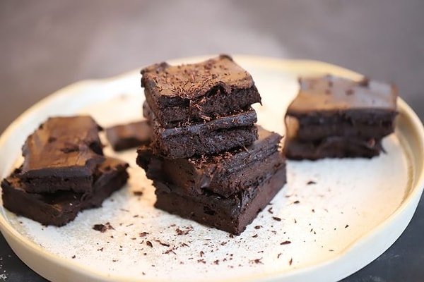 2. Hurmalı Çikolatalı Brownie ve Fırında Tarçınlı Elma Dilimleri