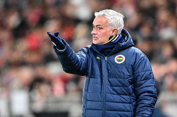 Bu maçta forma giymeyen Samet'e maç sonunda Mourinho'dan destek geldi. Mourinho, "bu maçtaki ufacık katkımı arkadaşım Samet'e armağan ediyorum" dedi.