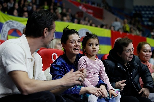 6. A Milli Kadın Voleybol Takımı'nın olmazsa olmaz ismi Melissa Vargas herkesin dilinde. Performansı ve samimi halleriyle hem maçlarda hem de sosyal medyada beğeni kazanan başarılı voleybolcu, zaman içinde minik kalpleri büyüleyen, spora ilgiyi artıran bir isim haline dönüştü. Fenerbahçe forması giyen yıldız, Özge Özpirinçci'nin kızı Mercan'ın da hayatına dokunmuş.