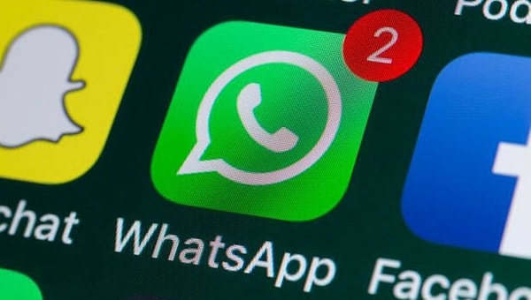 Dünyanın en popüler mesajlaşma uygulamalarından WhatsApp farklı dillerdeki mesajları anında çevirebileceğiniz bir özellik geliştiriyor. Bu yeni özellikle artık yabancı dilde gelen mesajlar anında Türkçeye veya seçtiğiniz dile dönüştürülebilecek.