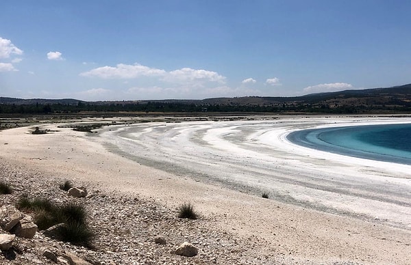 184 metrelik su seviyesiyle Türkiye'nin en derin 3’üncü gölü olan Salda'nın huni benzeri yapıda olduğunu anlatan Dr. Kesici şunları söyledi: