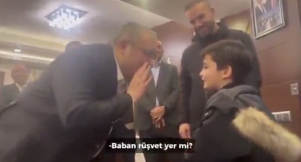 Keçiören Belediye Başkanı Mesut Özarslan ve küçük bir çocuk arasındaki diyalog sosyal medyada gündem olmuştu. Küçük çocuk Özarslan’a “Babamı zabıta yapar mısınız?” diye sormuş ve beklemediği bir karşılık almıştı.