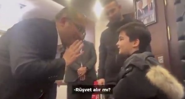 Belediye Başkanı Özarslan, ‘espri’ amaçlı çocuğun isteğine “Baban rüşvet alır mı? Baban rüşvet yer mi?” diye sordu.