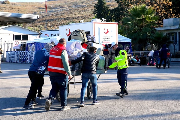 İç savaş sırasında Türkiye'ye sığınan Suriyeliler, 61 yıllık Baas rejiminin devrilmesi sonrasında ülkelerine dönmek için Hatay'daki 3 sınır kapısını kullanıyor.