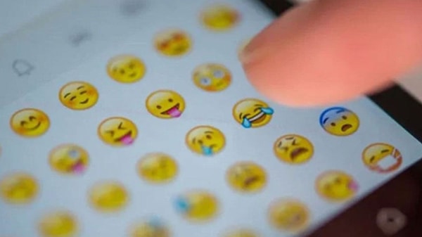 İlk başta sadece birkaç yüz ifadesiyle başlayan emoji hareketi şimdi 3000’in üzerinde farklı sembole evrildi. Kurita ve Loufrani’nin yaptığı bu çalışmalar dijital dünyanın insan iletişimine nasıl entegre olduğunu ve iletişimin sınırlarını nasıl zorladığını gözler önüne seriyor.