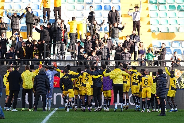 7.sıradaki İstanbulspor'un 23 puanının yanında 17 ve 18.sırada düşme hattındaki Manisa FK ve Sakaryaspor'un puanı 20!