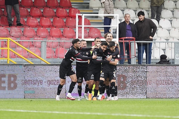 7 ve 18.sıradaki takımlar bir galibiyet ya da mağlubiyetle Play Off hattına da düşme hattına da düşebiliyor.