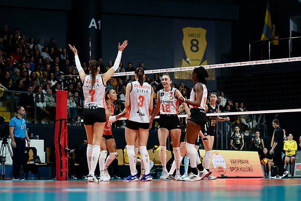 Maçtan galip ayrılan taraf, 19-25, 16-25, 25-23, 16-25'lık set skorlarıyla deplasman ekibi olmuştu.