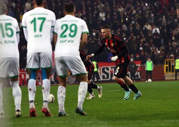 Kırmızı-siyahlılar, karşılaşmadan 2-1'lik skorla galip ayrılarak 6. Grup'taki liderliğini sürdürdü.