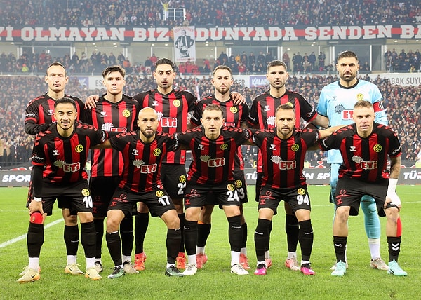 Türkiye'nin en dikkat çekici taraftar gruplarından birine sahip olan Eskişehirspor, Bölgesel Amatör Lig'in 11. haftasında Manavgat Belediyespor'u konuk etti.