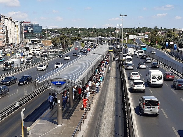 İstanbul Esenyurt'ta yerinden fırlayan bir rögar kapağı, seyir halindeki metrobüsün kapısını kırmıştı.