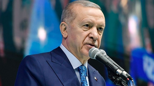 Cumhurbaşkanı Erdoğan Cumhurbaşkanlığı Külliyesi Sergi Salonu'nda Türkiye Yüzyılı’nın Emektarları Programı'nda konuştu. Belediyelerin SGK borçlarına da değinen Erdoğan, "SGK'ya olan prim borçları dahi ödemiyorlar. Şişirilmiş konser faturaları üzerinden yandaşları zengin etmeye gelince bunların paraları var. Ama SGK'ya olan prim borçlarını ödemeye gelince 40 dereden 40 kova su getiriyorlar. " dedi.