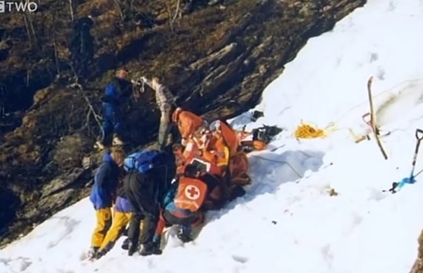 Anna, buz gibi sular altında bir hava cebinde nefes alarak yardım beklemeye çalıştı. Ancak 40 dakika sonra hareket etmeyi bıraktı. Kurtarma ekibi geldiğinde, tam 80 dakikadır buzun altındaydı ve vücut sıcaklığı 13.7 dereceye kadar düşmüştü.