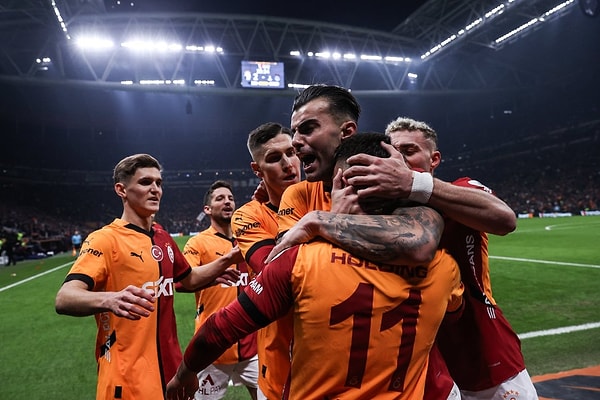 Avrupa ve ligde mağlubiyet yüzü görmeyen Galatasaray, Trabzonspor maçında oynadığı oyun taraftarının beğenisini kazandı.