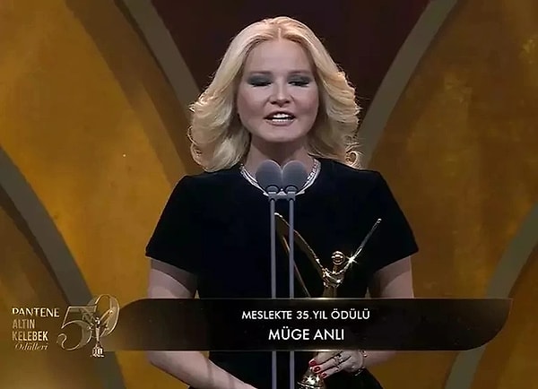 Anlı, "Geçtiğimiz yıllarda bu yarıştan çekildiğimi açıklamıştım. Bunun çok çeşitli sebepleri var ama nedenlerinden biri de; aralarında Çağla Şıkel'in de bulunduğu değerli dostlarımın 'Müge farklı bir iş yapıyor, aynı kategoride yarışınca ödül alma şansımız olmuyor' şeklindeki açıklamalarıydı." diye konuşunca sosyal medyada laf soktuğu düşünüldü.