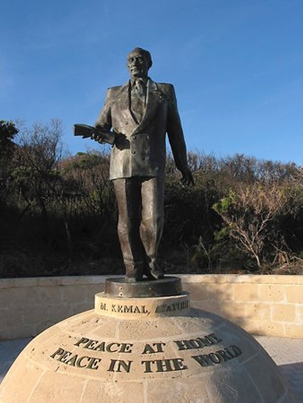 Atatürk Entrance’in bulunduğu noktada bir tepe var ve bu tepeye Atatürk’ün anıtı dikilmiş. Sadece coğrafi bir ismin ötesinde bir zamanlar yaşanan büyük dostluğun bir simgesi olan bu anıt her yıl çok sayıda Avustralyalı ve Türk turistin ilgisini çekiyor.