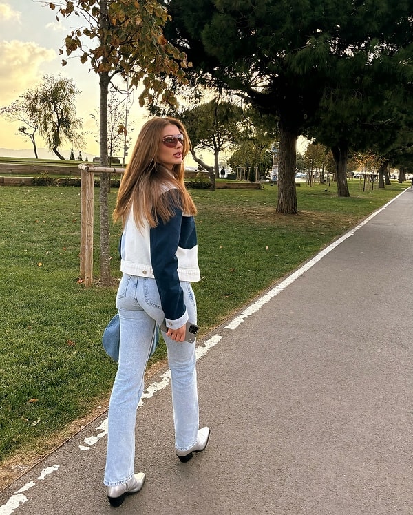 Burcu Özberk'in bu denim tarzına biz hayran kaldık. Farklı renk tonlarındaki jean pantolonu ve ceketiyle oluşturduğu sokak modası kombini, gerçekten dikkat çekici.