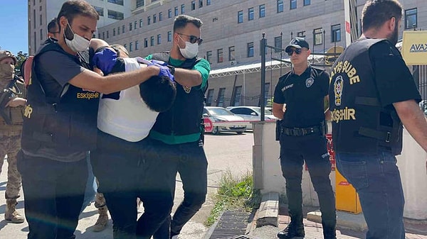 Arda Küçükyetim, Eskişehir'de kafasında kask, belinde balta, yüzünde maske ve üzerinde hücum yeleğiyle çay bahçesinde oturan beş kişiyi bıçaklamış, daha sonra tutuklanmıştı.