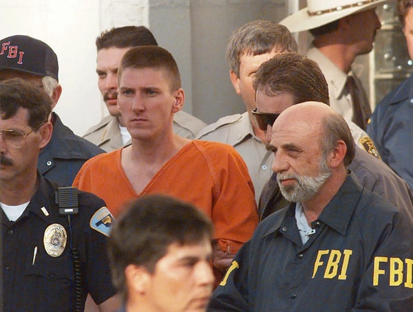 Timothy McVeigh: ABD'deki bir okulun önünde bomba yüklü kamyon patlattı, 168 kişi hayatını kaybetti.