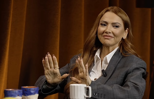 Ünlü şarkıcıyla ayrılığına dair tüm detayları ortaya dökme kararı alan Hadise'nin isim vermeden yaptığı "Kendisini çekmiş aynada aşırı fazla ayna pozları. Iyy oldum ve bir performans videosu izledim, iyi ki de izledim'' ifşa gibi açıklaması gündeme damga vurdu.