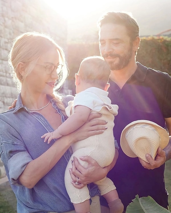 6. Rol aldığı her yapımla adından söz ettiren Ahmet Kural, 2023 yılında Çağla Gizem Şahin ile nikah masasına oturmuştu. Ünlü çift düğünlerinin üzerinden çok geçmeden hamilelik haberi vermişti.  Geçtiğimiz nisan ayında kucaklarına aldıkları oğullarına Kemal adını veren ikili bebeklerini paylaşsalar da bu zamana kadar yüzünü hiç göstermemişlerdi. Ve beklenen paylaşımı Ahmet Kural yaptı. Ünlü oyuncu oğlunun yüzünü ilk kez gösterdi.